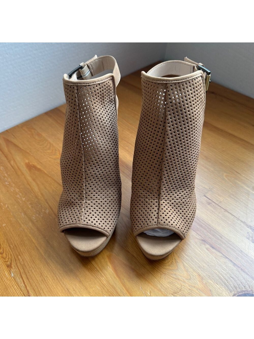 Pelle moda tan 5 inch heels size 7